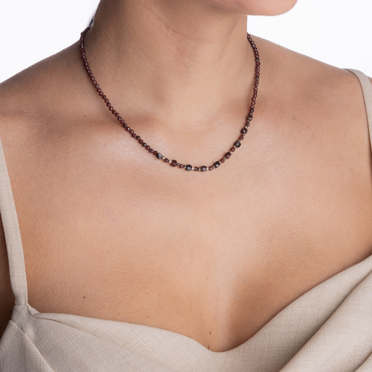Colier argint pietre semipretioase granat microfatetat 2,5 mm si cubulete de 4 mm cu accente din bilute de argint lungime 40 cm [4]