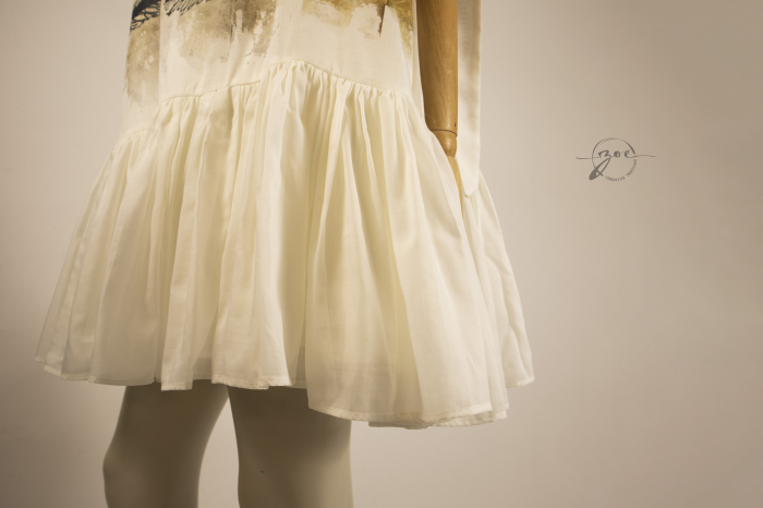 Rochie scurtă din mătase naturală crem în trei straturi, cu imprimeu frescă grafică pe voal, pliuri pe șold și bretele reglabile lungi – Atelier Zoe [2]