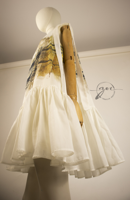 Rochie scurtă din mătase naturală crem în trei straturi, cu imprimeu frescă grafică pe voal, pliuri pe șold și bretele reglabile lungi – Atelier Zoe [6]
