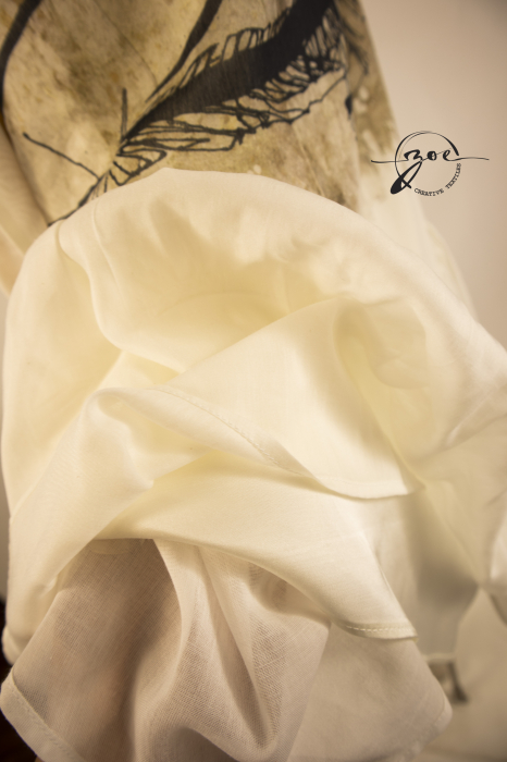 Rochie scurtă din mătase naturală crem în trei straturi, cu imprimeu frescă grafică pe voal, pliuri pe șold și bretele reglabile lungi – Atelier Zoe [3]