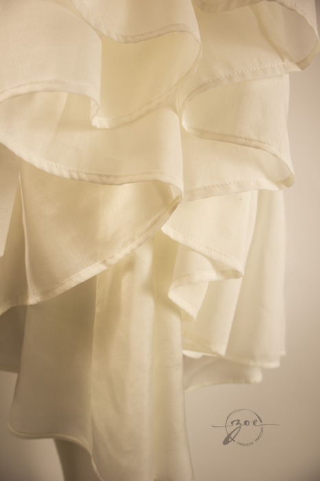Rochie scurtă din mătase naturală crem în trei straturi, cu imprimeu frescă grafică pe voal, pliuri pe șold și bretele reglabile lungi – Atelier Zoe [7]