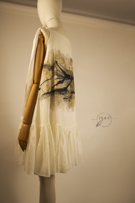 Rochie scurtă din mătase naturală crem în trei straturi, cu imprimeu frescă grafică pe voal, pliuri pe șold și bretele reglabile lungi – Atelier Zoe [5]