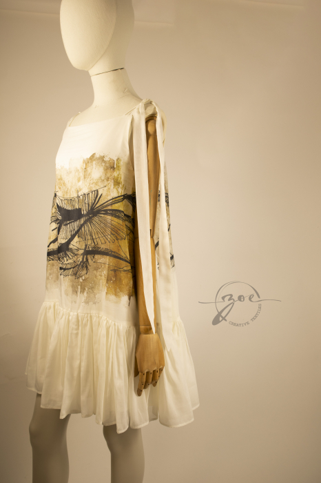 Rochie scurtă din mătase naturală crem în trei straturi, cu imprimeu frescă grafică pe voal, pliuri pe șold și bretele reglabile lungi – Atelier Zoe [4]