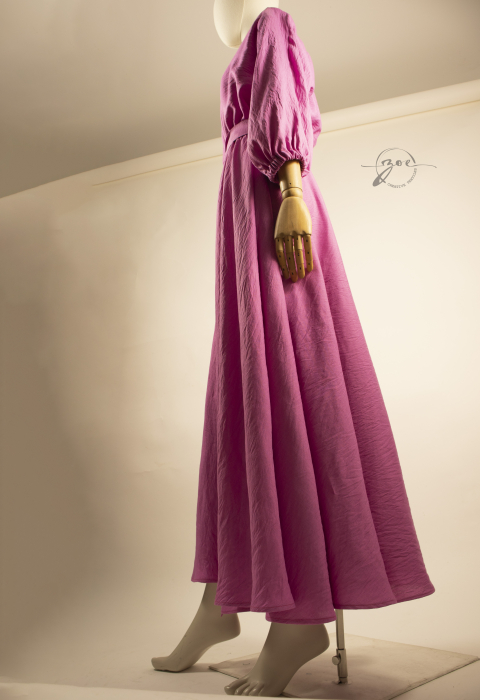 Rochie lungă maxi în cloș realizată din vâscoză premium opacă cu elastic lejer în talie și mâneci trei sferturi căzute – Atelier Zoe [2]