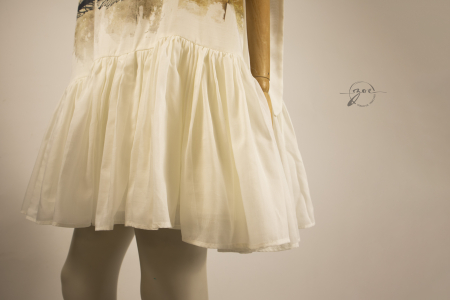 Rochie scurtă din mătase naturală crem în trei straturi, cu imprimeu frescă grafică pe voal, pliuri pe șold și bretele reglabile lungi – Atelier Zoe [1]
