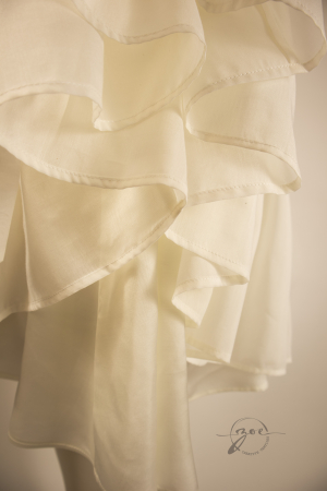 Rochie scurtă din mătase naturală crem în trei straturi, cu imprimeu frescă grafică pe voal, pliuri pe șold și bretele reglabile lungi – Atelier Zoe [6]