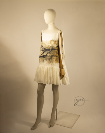 Rochii - Rochie scurtă din mătase naturală crem în trei straturi, cu imprimeu frescă grafică pe voal, pliuri pe șold și bretele reglabile lungi – Atelier Zoe