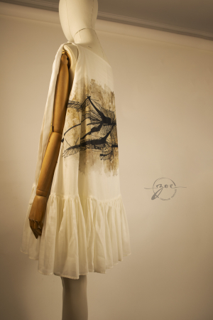 Rochie scurtă din mătase naturală crem în trei straturi, cu imprimeu frescă grafică pe voal, pliuri pe șold și bretele reglabile lungi – Atelier Zoe [4]