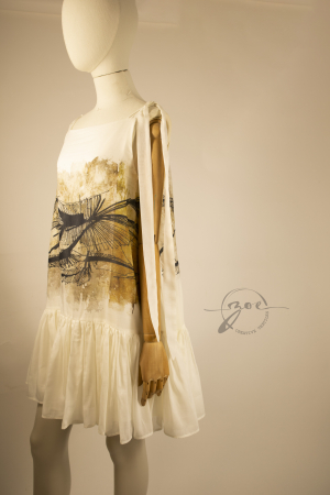 Rochie scurtă din mătase naturală crem în trei straturi, cu imprimeu frescă grafică pe voal, pliuri pe șold și bretele reglabile lungi – Atelier Zoe [3]