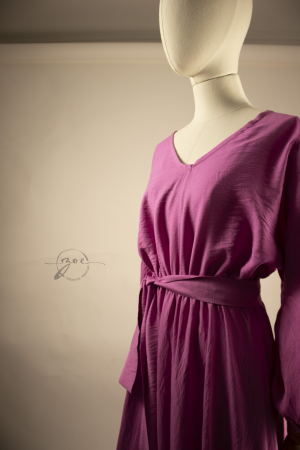 Rochie lungă maxi în cloș realizată din vâscoză premium opacă cu elastic lejer în talie și mâneci trei sferturi căzute – Atelier Zoe [3]