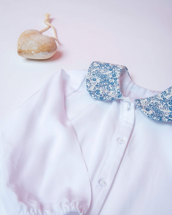 Bluza alba din vascoza cu guleras cu imprimeu floral albastru [4]