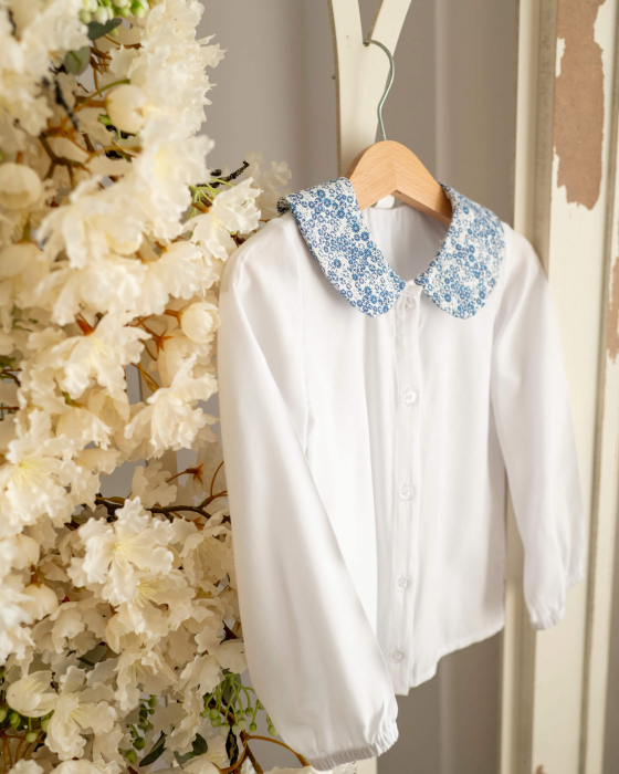Bluza alba din vascoza cu guleras cu imprimeu floral albastru [2]