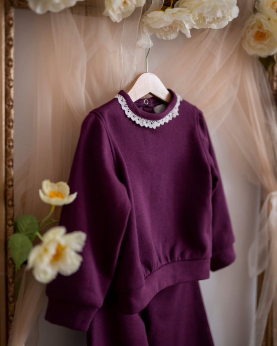 Compleu din bumbac cu pantaloni evazati si bluza cu detaliu de dantela [2]