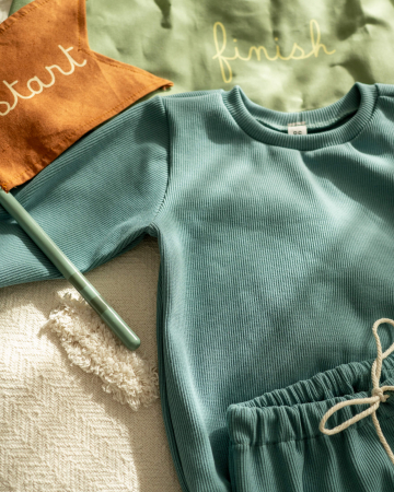 Compleu din jersey reiat verde turcuaz inchis cu pantaloni si bluza cu maneca lunga [1]