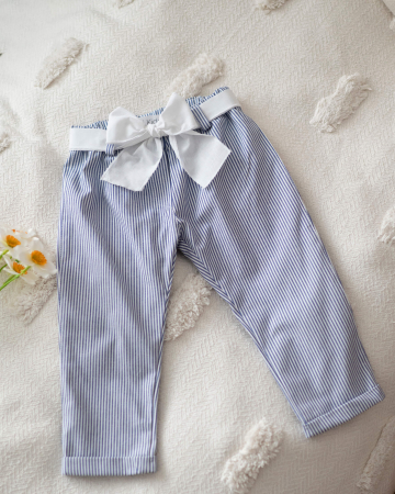 Pantaloni - Pantaloni din bumbac, cu imprimeu in dungi alb si albastru si cordon alb