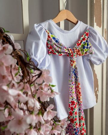 Camasi si bluze - Tricou din jersey de bumbac, cu funda din vascoza, ampla la spate, cu imprimeu floral vesel