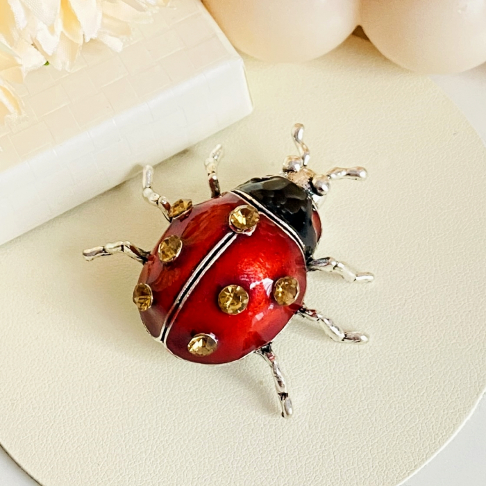 Brosa Gargarita, Brosa Dama Femei [4]