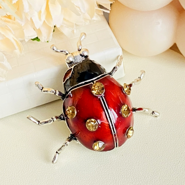 Brosa Gargarita, Brosa Dama Femei [2]