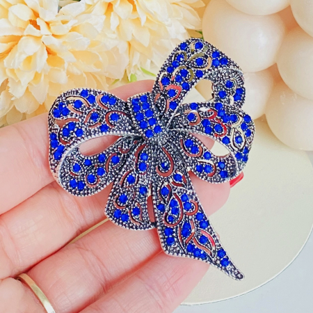 Brosa Funda Albastra, Brosa Dama Femei [1]