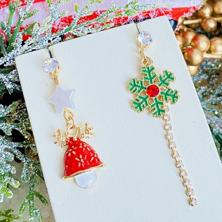 BIJUTERII - Cercei Asimetrici Fulg Nea & Caciula, Cercei Secret Santa, Cercei Dama