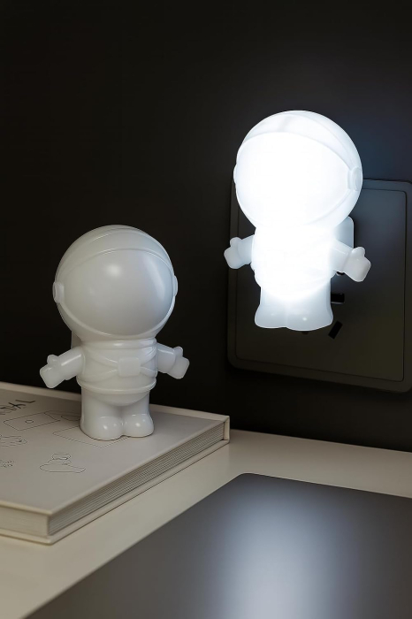 Lampă LED de Veghe Astronaut, Conectare Directă la Priză, Dual Voltage, Lumină Ambientală Decorativă, Consum Redus de Energie, Ideală pentru Camera Copiilor, Dormitor, Living sau Hol, Alb [2]
