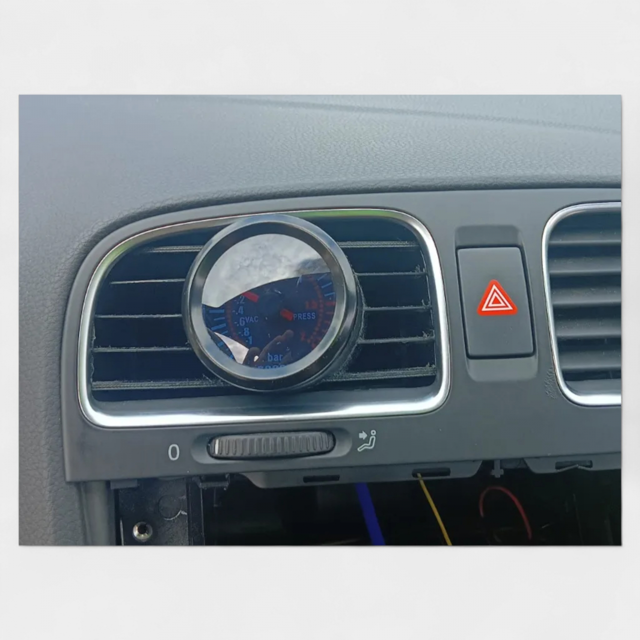 Grilă aerisire cu locaș ceas boost – VW Golf 6 [1]