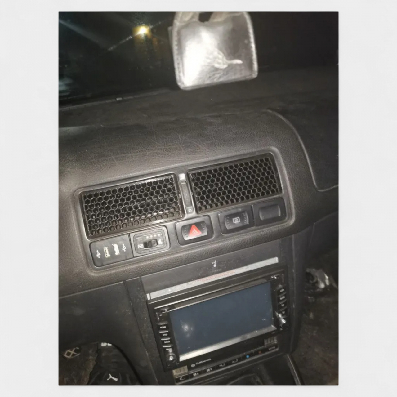 Grile ventilație Golf 4 – Design tip fagure [1]