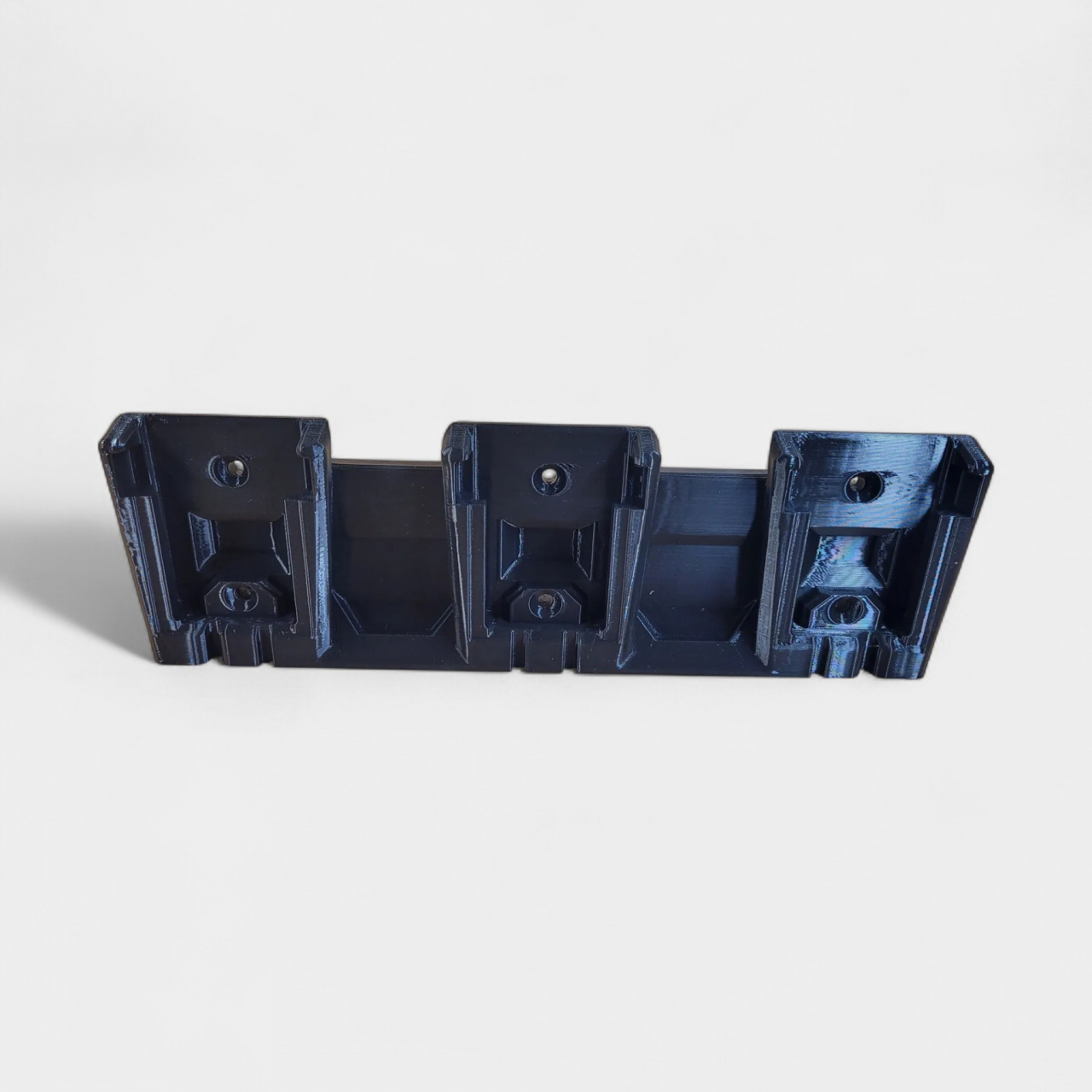 Suport de perete pentru 3 acumulatori Milwaukee M18 [1]