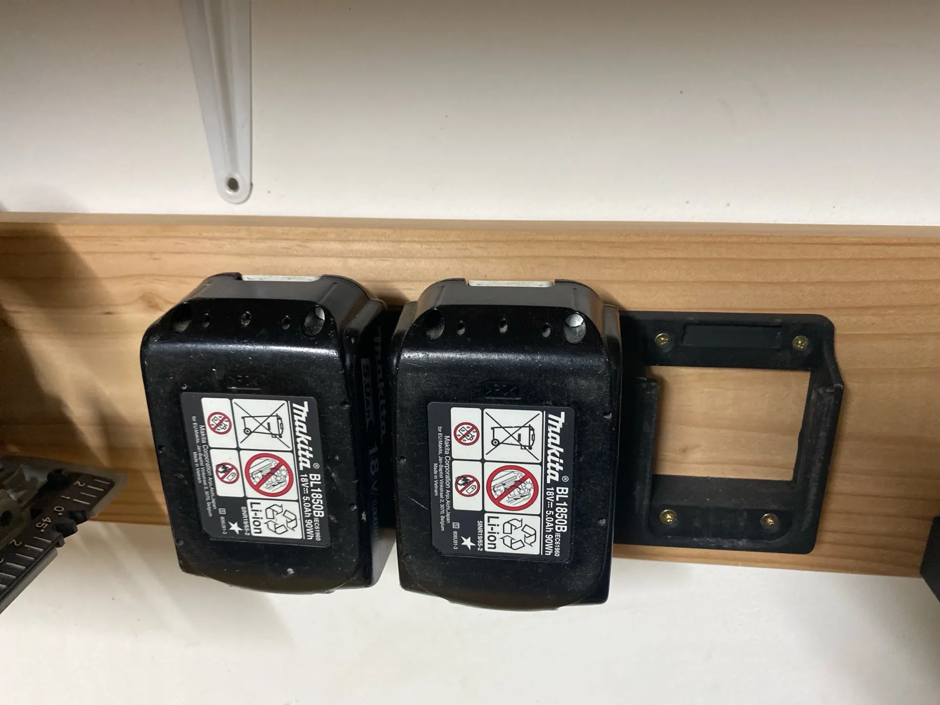 Suport de perete pentru baterii Makita 18v [2]