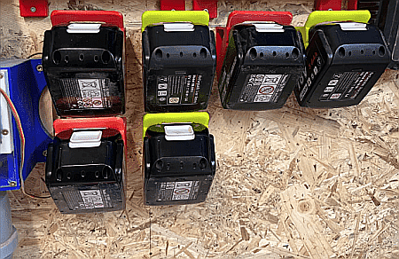 Suport de Perete pentru Acumulatori Makita [2]