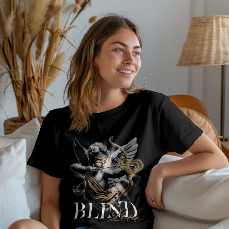 Inspirational & Art - Tricou damă oversize negru „Blind Love” – croială lejeră, bumbac 100%, print artistic cu înger și mesaj simbolic despre iubire.