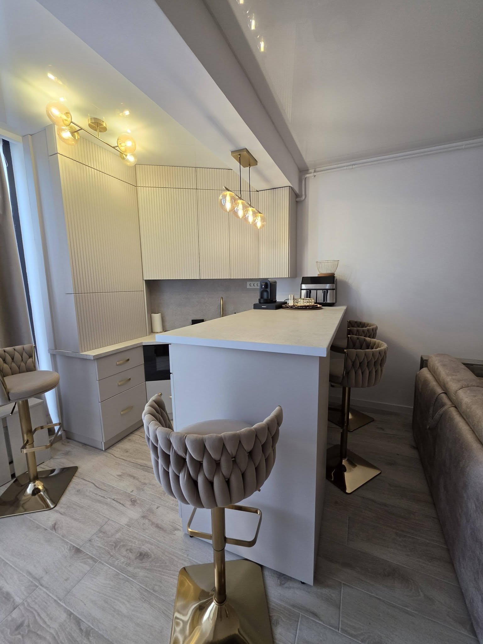 Bucatarie cu bar integrat mobilier la comanda