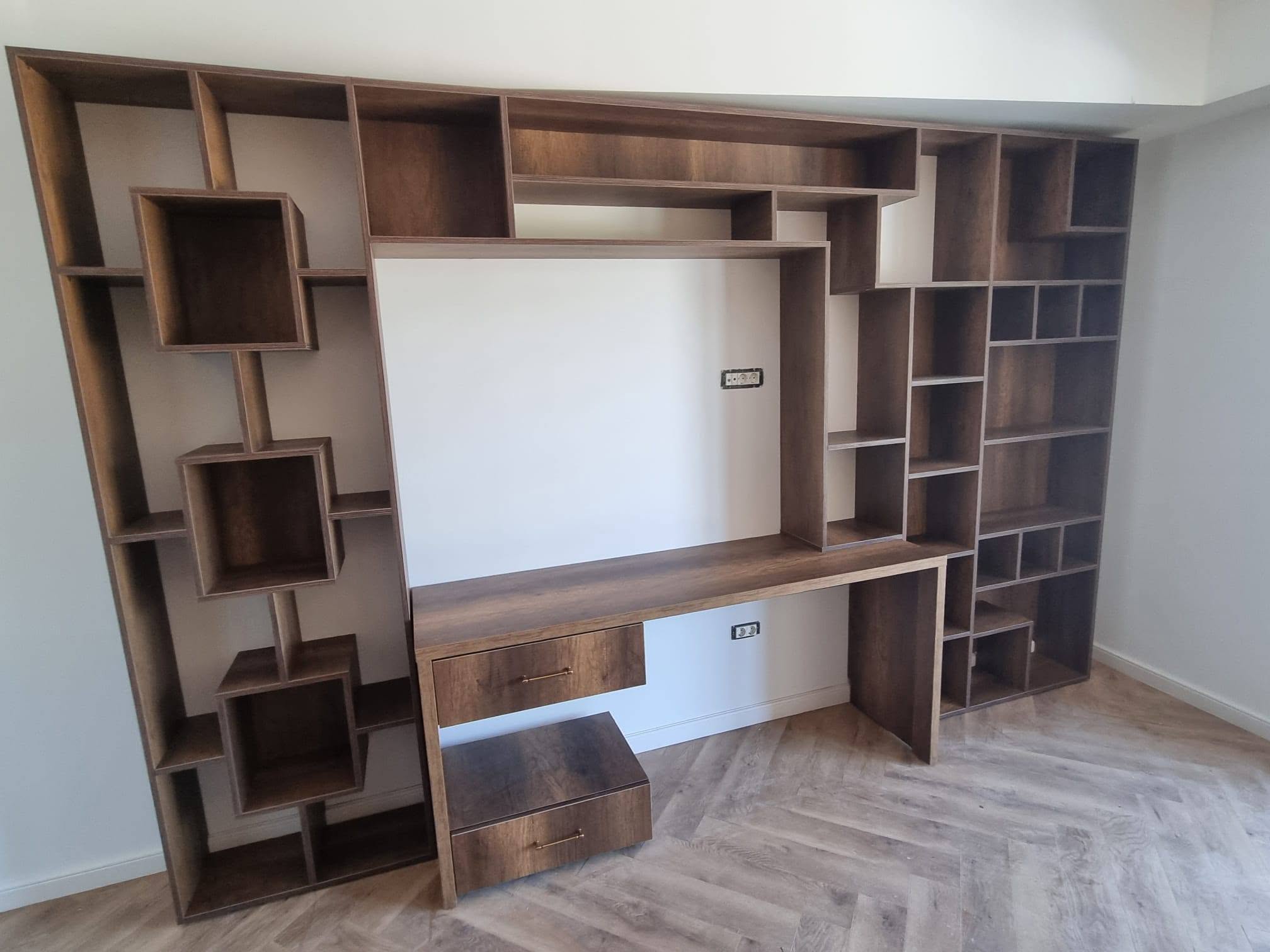 Biblioteca pe perete cu birou integrat mobilier la comanda Constanta
