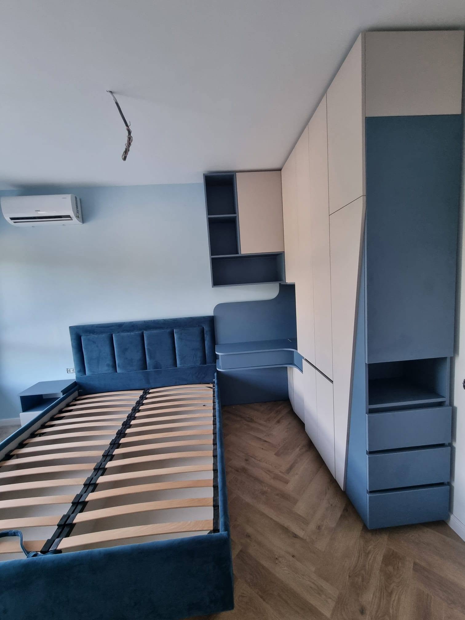 Ansamblu dormitor pat tapitat si mobilier bej albastru