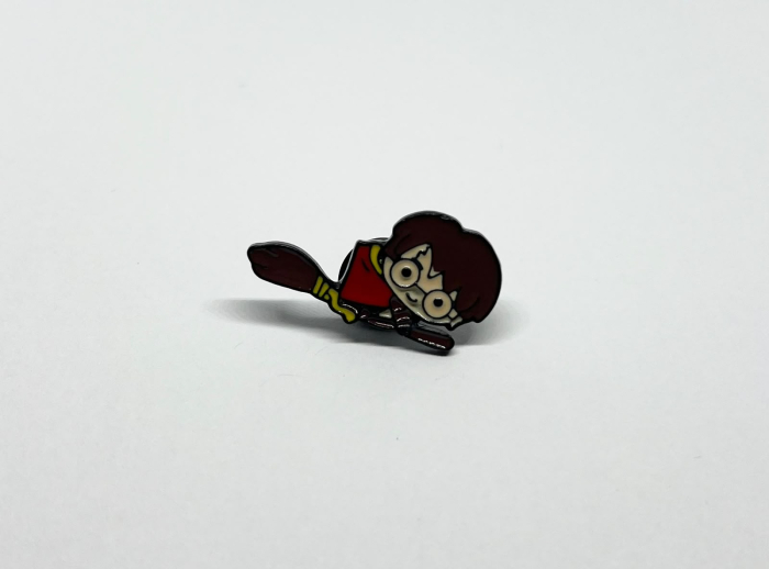 Pin metalic Harry Potter pe mătură [2]