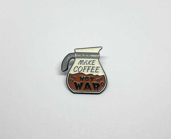 Pin metalic „Make Coffee Not War” [2]
