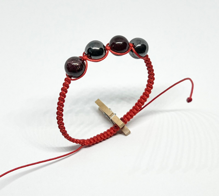 Bratari rosii cu pietre semipretioase - Forta si mister