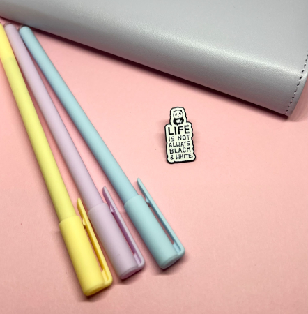 Pin-uri metalice - Pin metalic „Life Is Not Always Black & White”