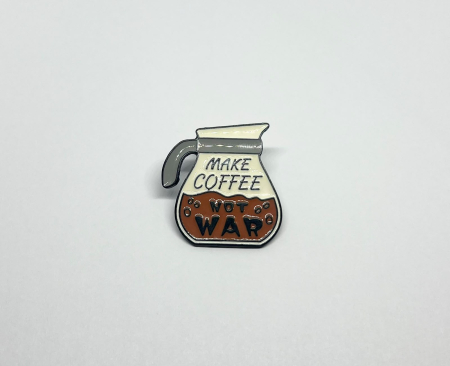 Pin metalic „Make Coffee Not War” [1]