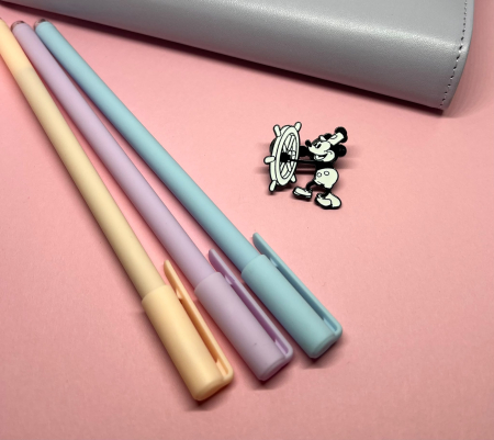 Cute & Lifestyle - Pin metalic „Mickey la Timonă”
