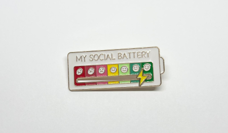 Pin metalic „My Social Battery” [1]