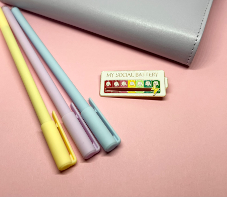 Funny & Mesaje - Pin metalic „My Social Battery”