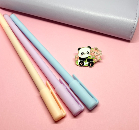 Pin-uri metalice - Pin metalic „Panda cu Buchet de Lalele”