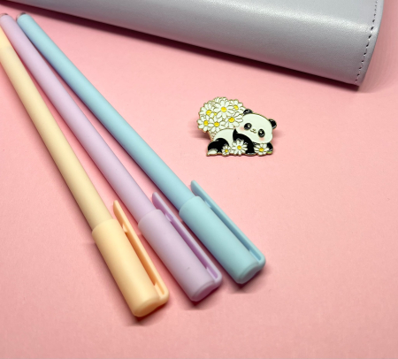 Pin-uri metalice - Pin metalic „Panda cu Coș de Margarete”