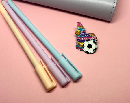 Cute & Lifestyle - Pin metalic „Piñata cu minge de fotbal”