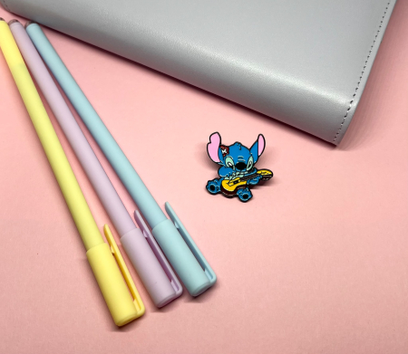 Cute & Lifestyle - Pin metalic Stitch cu chitară