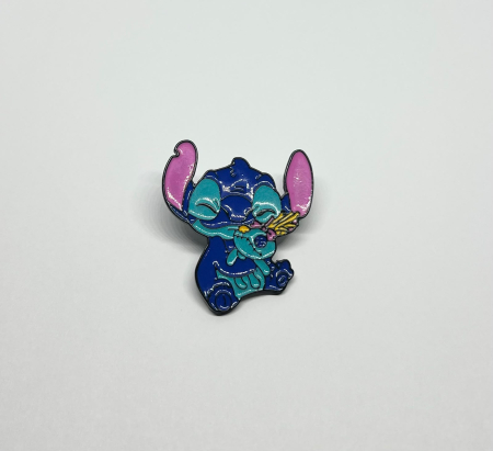 Pin metalic Stitch cu jucărie [1]
