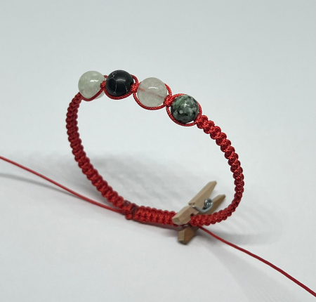 Bratari rosii cu pietre semipretioase - Protectie si Conectare