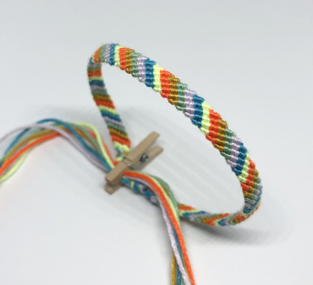 Friendship bracelets - Vibes de curcubeu