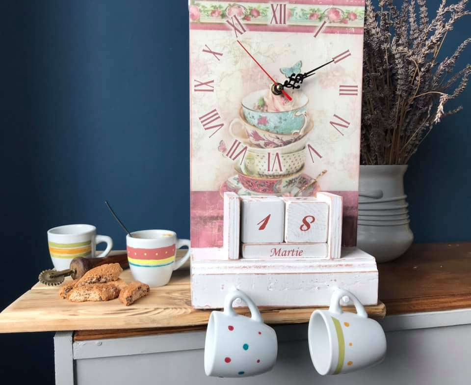 Calendar cu ceas și suport pentru cești de cafea [1]